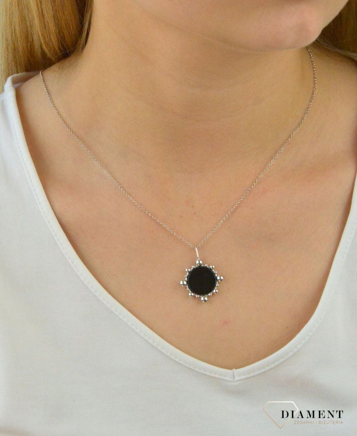 Medalion srebrny rodowany Essme z onyksem DZN414 ONX R. Naszyjnik srebrny rodowany. Naszyjnik srebrny z onyksem. Naszyjnik idealny pomysł na prezent dla każdej kobiety. Naszyjnik.jpg